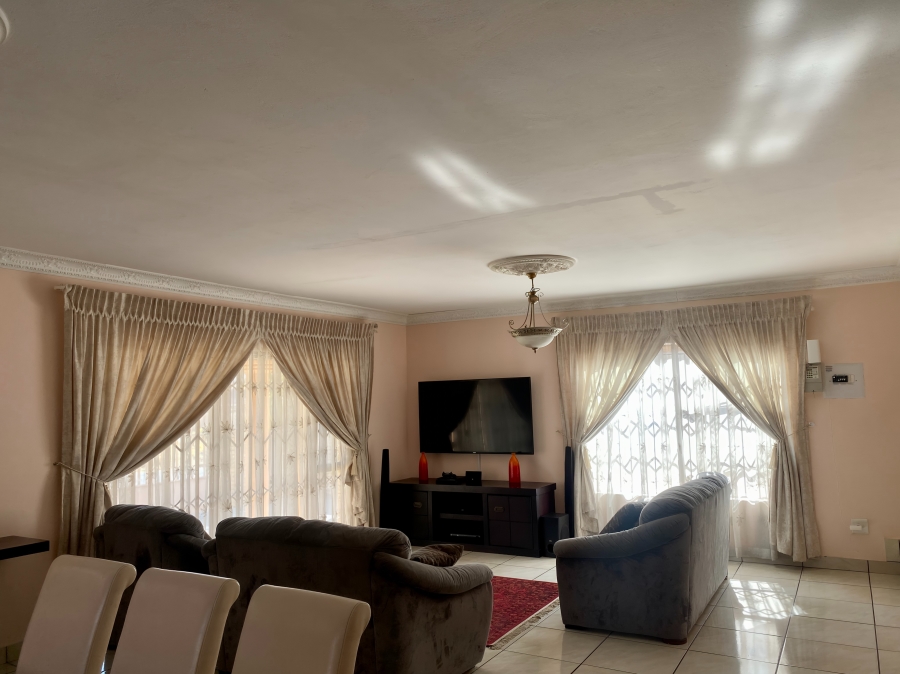 5 Bedroom Property for Sale in Heuwelsig North West